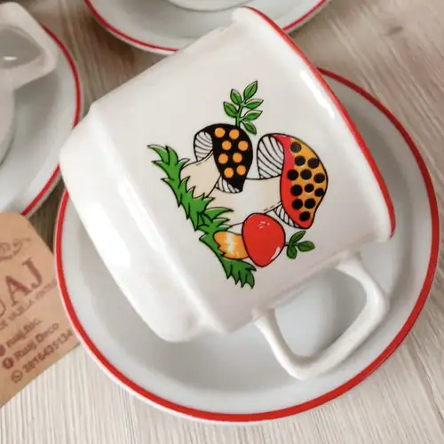 Juego de Té de Porcelana Tsuji Honguitos Con Ribetes Rojo - Image 3