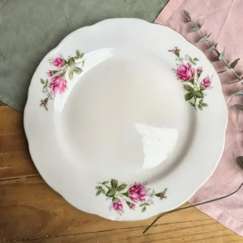 Plato Playo de Porcelana Rococó Rosadas