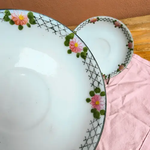 Platito de Porcelana Cuadrillé Verde Con Flores Rosas - Image 2