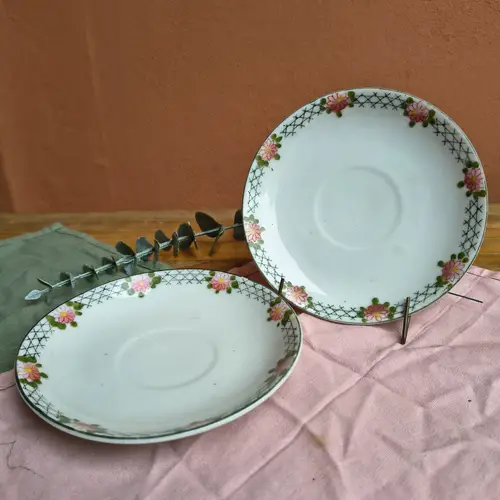 Platito de Porcelana Cuadrillé Verde Con Flores Rosas