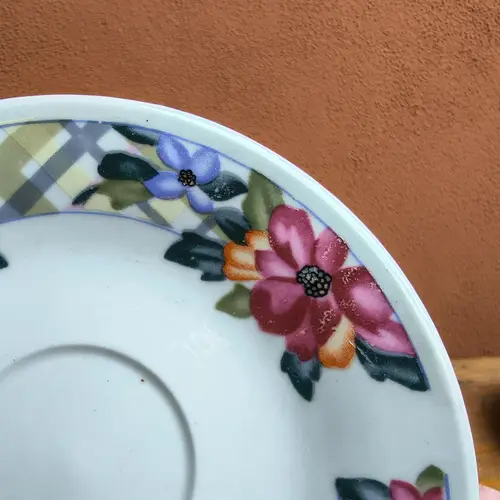 Platito de Porcelana Cuadriculado Con Flores De Colores - Image 2