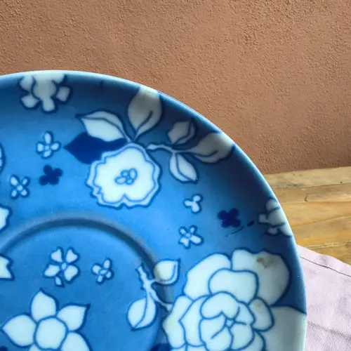 Platito de Porcelana Marly Azul Con Flores Blancas - Image 3