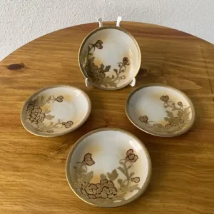 Platito de Café Con flores doradas con bordes rojos