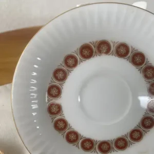 Platito de Café Tsuji Blanco con medallones bordo y filetes dorados