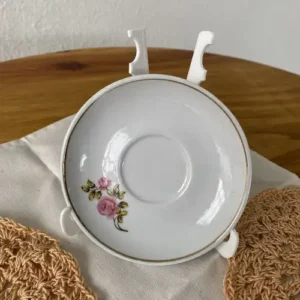 Platito de Café Blanco con florcita rosa lateral y filetes dorado