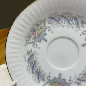 Platito de Café Tsuji Arabescos grises y ramitos de flores borde acanalado