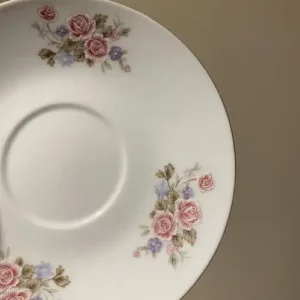 Platito de Café Con ramilletes de flores rosas y lilas borde dorado
