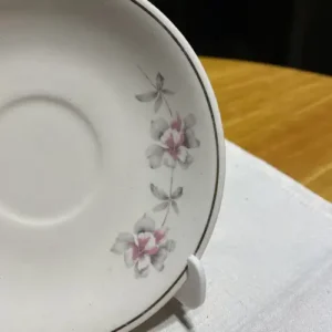 Platito de Café Festival florcitas rosas con borde dorado fino