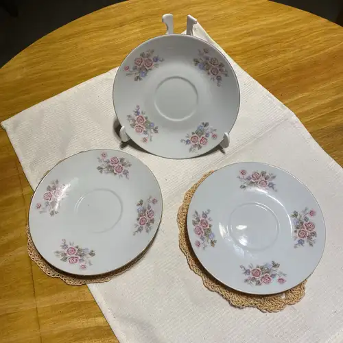 Platito de Café Con ramilletes de flores rosas y lilas borde dorado - Image 3