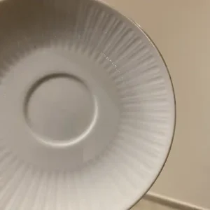 Platito de Café Tsuji Blanco completo , relieve desde centro con borde dorado
