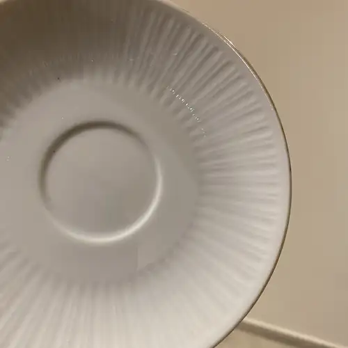 Platito de Café Tsuji Blanco completo , relieve desde centro con borde dorado