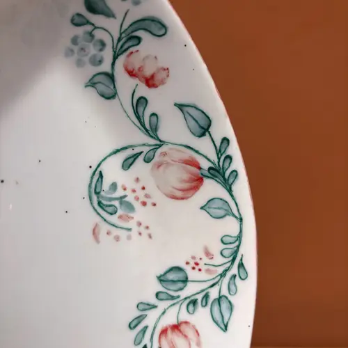 Bombonera de Porcelana Pintada A Mano Flores Rojas - Image 3