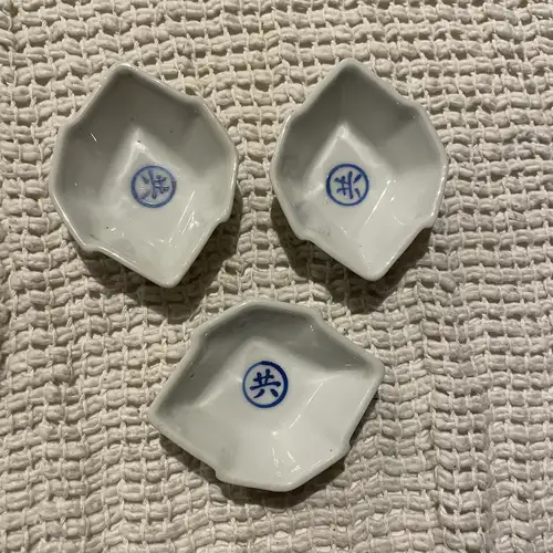 Set de 3 Platitos de Porcelana Vintage Japonesa con Sello Azul (6x8 cm) - Image 3