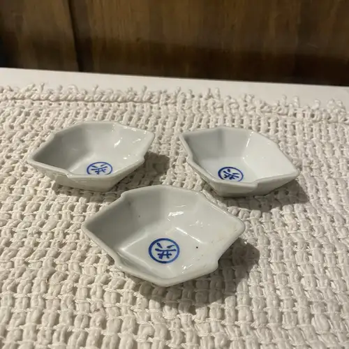 Set de 3 Platitos de Porcelana Vintage Japonesa con Sello Azul (6x8 cm)