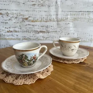 Duo de Café Vintage de Loza Sajonia con Escena Rococó y Motivo Floral (90cc) - Lote de 2 duos