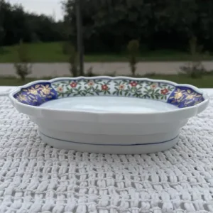 Fuente Ovalada Vintage de Porcelana con Flores Rojas y Detalles Dorados (21x15 cm)