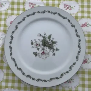 Plato Playo Vintage de Porcelana Flair Fine China Flores Blancas y Hojas Verdes (26 cm)