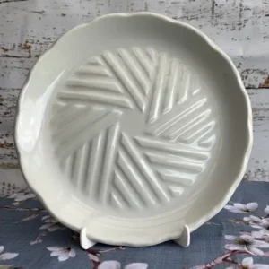 Plato de Postre Vintage de Cerámica con Relieve Espiral y Borde Ondulado (22 cm)