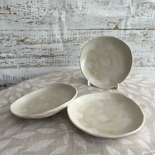 Plato de Postre Vintage de Cerámica Artesanal con Lunares en Relieve (16 cm) - Image 2