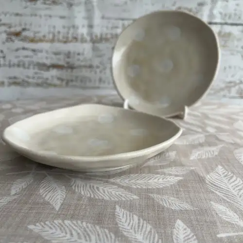 Plato de Postre Vintage de Cerámica Artesanal con Lunares en Relieve (16 cm) - Image 3