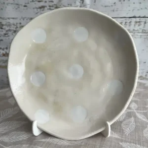 Plato de Postre Vintage de Cerámica Artesanal con Lunares en Relieve (16 cm)