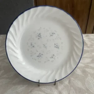 Plato de Postre Vintage Corelle USA con Borde Ondulado y Ramilletes Azules (19 cm)